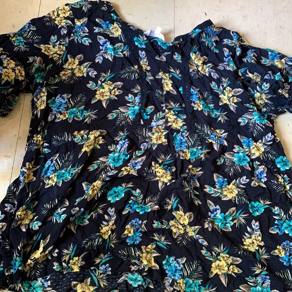 Cute top - Picture 1 of 1